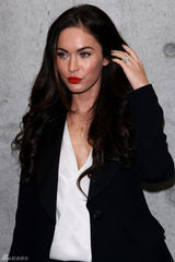 组图：梅根同丈夫现身米兰时装周 黑衣红唇冷艳