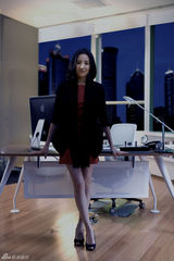 组图：董洁亮相微电影发布会时尚走秀