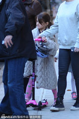 组图：小苏瑞骑滑板车放学 长款毛衣俏皮可爱