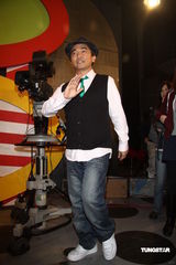 组图：侯佩岑知性装现身 承认订婚否认结婚怀孕