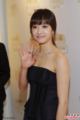 组图：f(x)队长宋茜柔美亮相　抹胸装性感可人