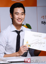 组图：金秀贤出席签名会大派阳光笑容