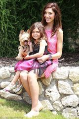 组图：幼齿妈咪比基尼秀巨乳 与女儿泳池嬉戏