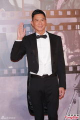 组图：张家辉黑燕尾服现身红毯 复古帅气