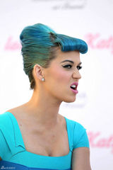 组图：凯蒂佩里蓝发爆乳似芭比 斗鸡眼表情鬼马