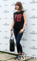 组图：少时徐贤白裙亮相秀场 众女星争艳