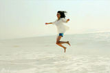 组图：赵子琪海边唯美写真 快乐踏浪展自然之美