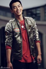 高清组图：朱亚文全新写真 动感时尚挥洒肆意青春