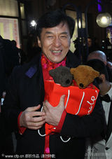 幻灯图集：《大兵小将》柏林首映 成龙林鹏着情侣装