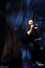 高清组图：陈奕迅香港开唱 靠唱功长裤T恤也疯狂