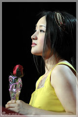 组图：杨钰莹淡黄色礼服亮相《歌声传奇》甜美开唱