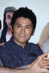 组图：曹格一家四口做公益 欲追生第三胎