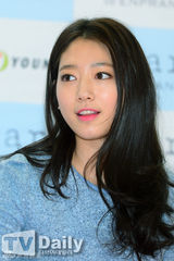 组图：朴信惠亮相签名会 穿短连衣裙秀尽性感