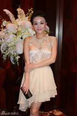 组图：金一帆香槟色短裙清爽亮相 幻想浪漫婚礼