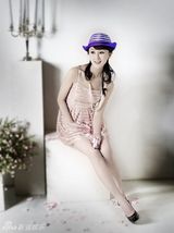 幻灯图：甘薇写真清新自然 青春时尚引领粉色风潮 