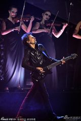 组图：Muse乐队摇滚不断电 High翻全英音乐奖