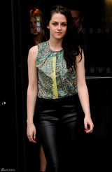 高清组图：克里斯汀-斯图尔特亮相巴黎时装周