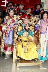 幻灯图：《万凰之王》主演试装 胡杏儿宣萱争宠