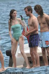 组图：好莱坞女星安妮-海瑟薇幸福完婚