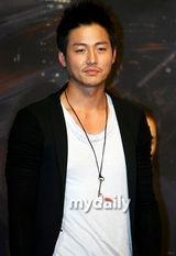 组图：Rain李娜英等宣传《逃亡者》 众星强强联手