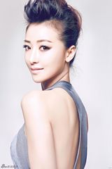 组图：陈紫函曝性感写真 香肩小露摇身变御姐