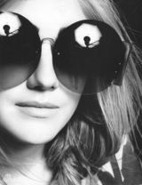 幻灯：达科塔范宁黑白写真 复古浓眉彰显摇滚叛逆