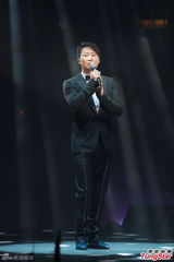 组图：雷颂德个唱献歌儿子 郑秀文助阵掀高潮