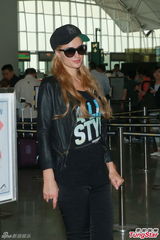 组图：名媛希尔顿与男友离港 临别与友人互拥