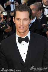 组图：《污泥》戛纳首映 瑞茜挺大肚与群芳竞艳