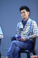 高清图：林志颖格子衫背带裤帅气 赞儿子艺感强