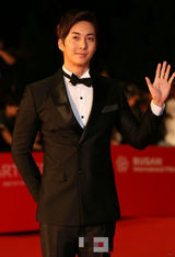 组图：釜山电影节开幕 金亨俊风度翩翩亮相