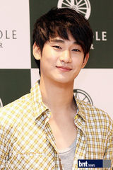 组图：韩星金秀炫办签名会大派温暖笑容