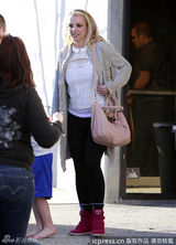 组图：单身布兰妮素颜逛街 脸部松弛显老态