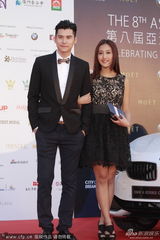 组图：香港男星陈家乐女星王嘉慧挽臂亮相红毯