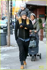 组图：奥兰多带子出街骑大马 小弗林吐舌卖萌