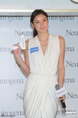 组图：乐基儿白裙金鞋代言美白产品 露俏皮笑容 