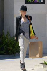 组图：酷妈格温-斯蒂芬妮型爆装扮带两子出行