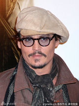 组图：约翰尼-德普亮相新片记者会 女主角花枝招展