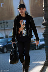 组图：李东学巴黎街拍 阳光型男吸睛十足