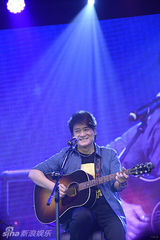 组图：周华健中央车站献首演 与观众开心互动