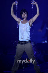 幻灯图：张根锡首尔举行粉丝见面会气氛火爆