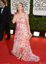 组图：金球奖女星红毯 沃特森露背亚当斯八字奶