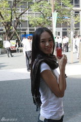 高清组图：童瑶东京街头拍写真 秋日午后秀清新