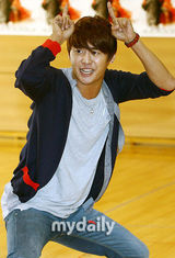 组图：神起金俊秀音乐剧公开彩排 全情投入表演