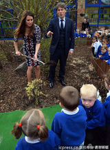 组图：凯特挺孕肚访小学 不避讳与狗狗亲密接触