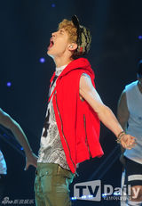 组图：SJ-M成员Henry热唱 EXO秀劲爆狼舞