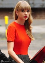 组图：泰勒-斯威夫特时尚街拍曝光 蓝色大衣抢眼