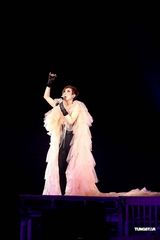 高清图：郑秀文台湾再度开唱 穿婚纱大唱许志安名曲