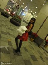 幻灯图：张茆红色裙装迎新年 称自己不是坏孩子