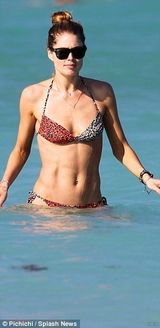 组图：超模科洛斯携子戏水 比基尼秀辣妈好身材